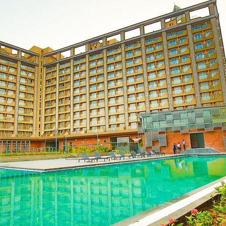 The Weekend Address Hotel Surat Eksteriør billede