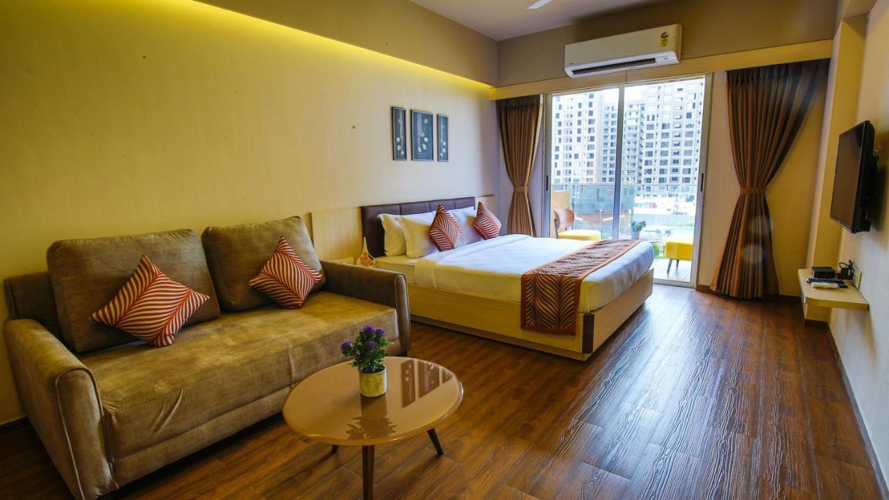 The Weekend Address Hotel Surat Eksteriør billede