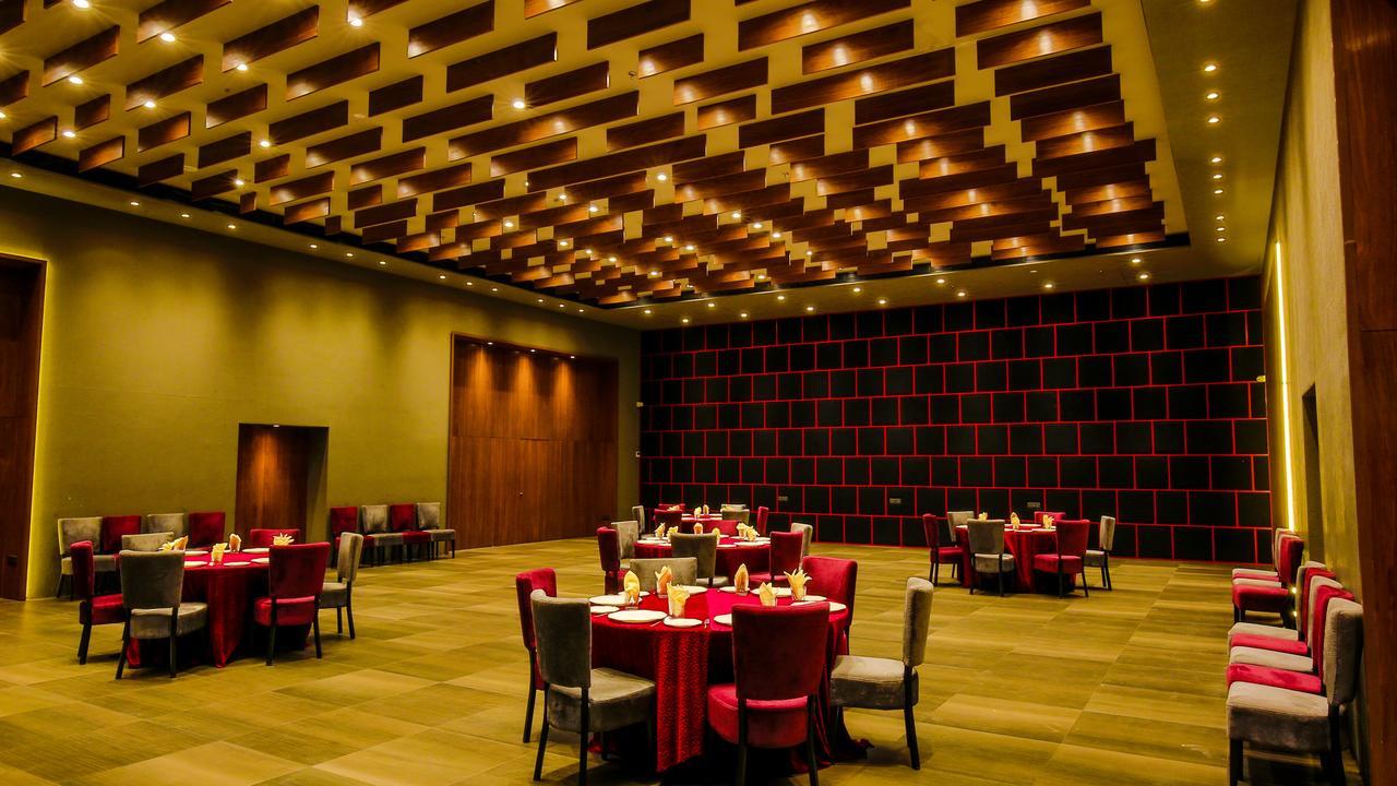 The Weekend Address Hotel Surat Eksteriør billede