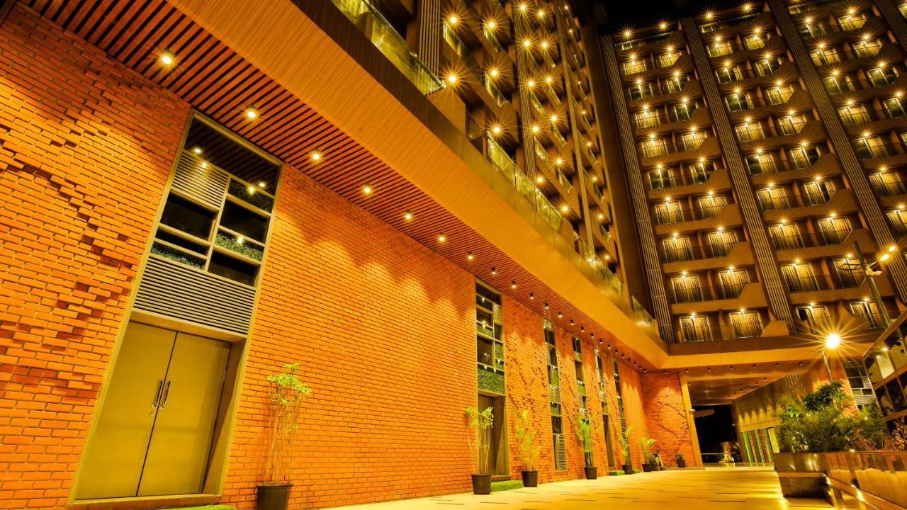 The Weekend Address Hotel Surat Eksteriør billede