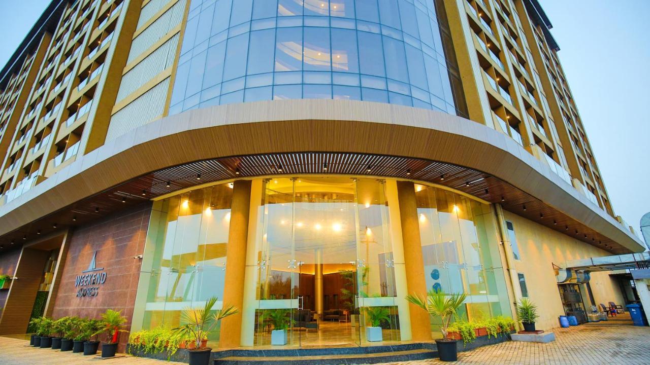 The Weekend Address Hotel Surat Eksteriør billede