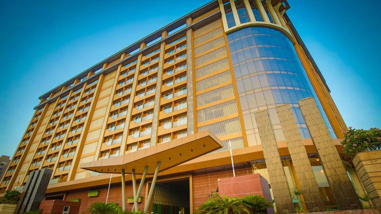 The Weekend Address Hotel Surat Eksteriør billede