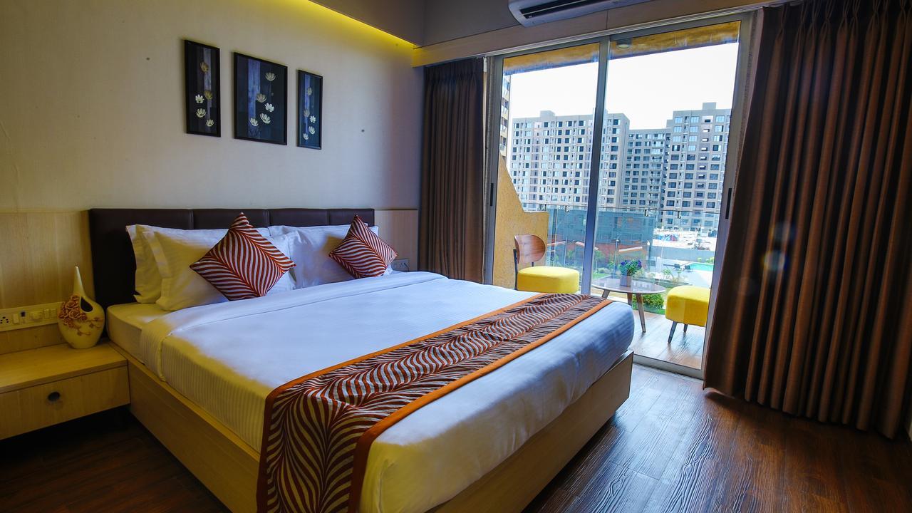 The Weekend Address Hotel Surat Eksteriør billede