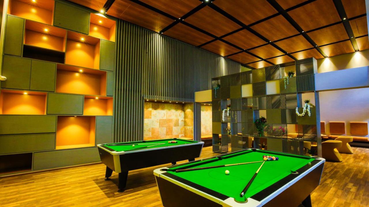 The Weekend Address Hotel Surat Eksteriør billede