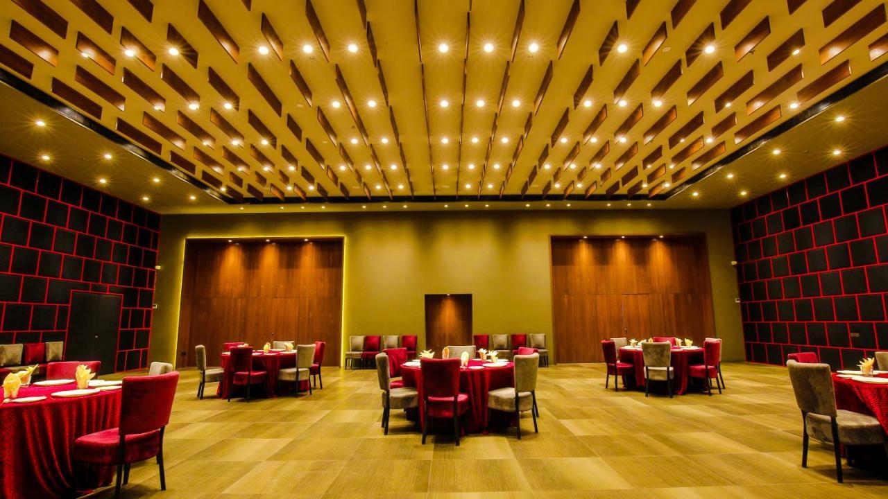 The Weekend Address Hotel Surat Eksteriør billede