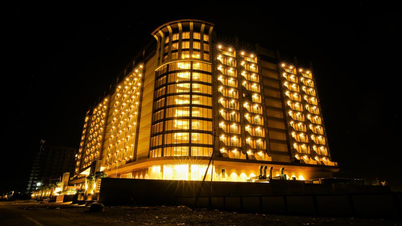 The Weekend Address Hotel Surat Eksteriør billede
