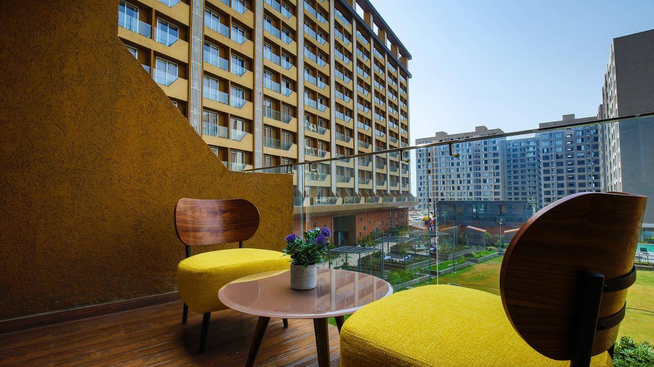 The Weekend Address Hotel Surat Eksteriør billede