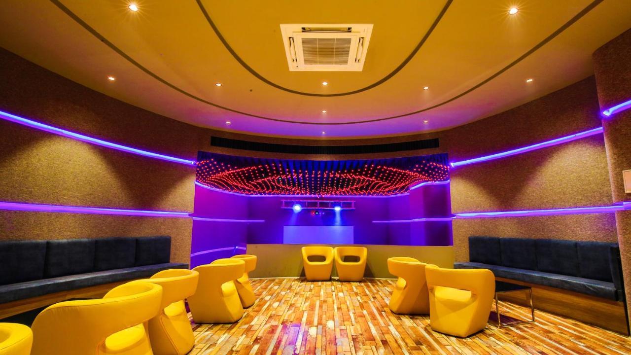 The Weekend Address Hotel Surat Eksteriør billede