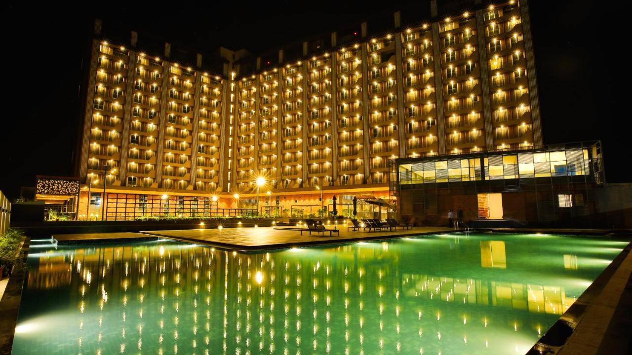 The Weekend Address Hotel Surat Eksteriør billede